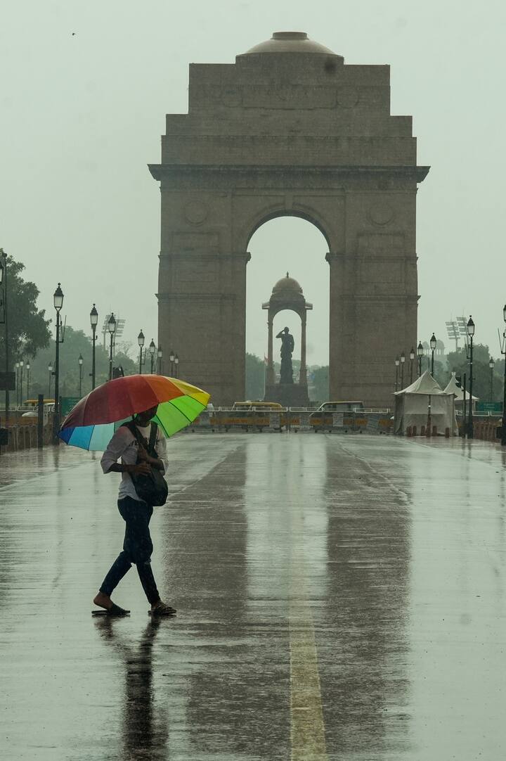 दिल्ली में सोमवार की सुबह उमस भरे मौसम के साथ न्यूनतम तापमान 29.1 डिग्री सेल्सियस दर्ज किया गया, जो इस मौसम के औसत तापमान से 1.8 डिग्री सेल्सियस अधिक था.