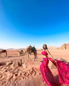 Ashna Zaveri Photos : பாலைவனத்தில் விதவிதமாய் போஸ் கொடுக்கும் சந்தானத்தின் ரீல் ஜோடி!