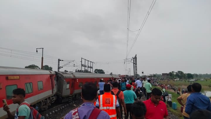 Two people were killed and scores injured after 18 coaches of the Mumbai-Howrah Mail derailed near Jharkhand's Chakradharpur, between Rajkharsawan West Outer and Barabamboo, early on Tuesday.