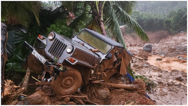 massive landslide struck hilly areas near Meppadi in Wayanad district Kerala Kerala Landslides:: కేరళలోని వయనాడ్‌లో ఘోర ప్రమాదం- విరిగిపడ్డ కొండచరియలు- 10మందిపైగా మృతి