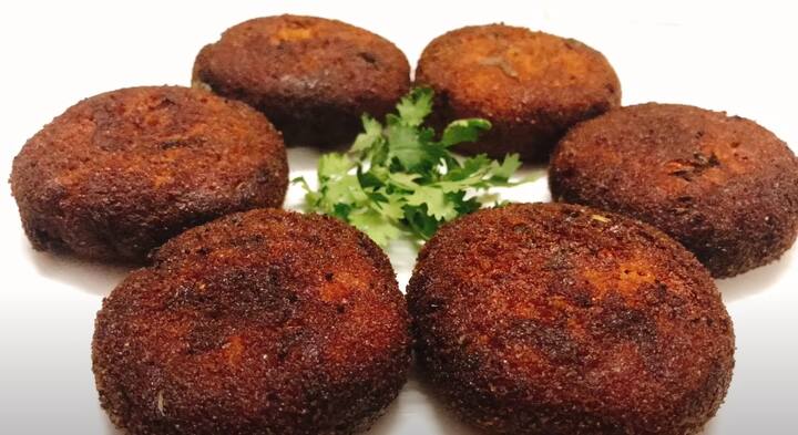 செய்முறை: முதலில் மீனை உப்பு மஞ்சள் தூள் சேர்த்து வேகவைத்து முல்லை நீக்கி உதிர்த்து வைத்துக்கொள்ளவும்.