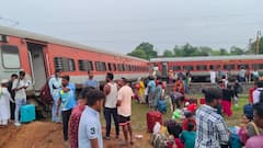 Jharkhand Train Accident: झारखंड रेल हादसा: मुंबई-हावड़ा एक्सप्रेस के 18 डब्बे पटरी से उतरे, हेल्पलाइन नंबर जारी, यहां देखें लिस्ट