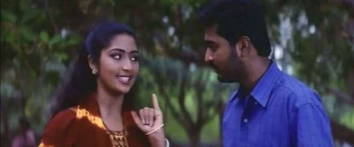 2004 ஆம் ஆண்டு ராதாமோகன் இயக்கத்தில் பிரசன்னா நடித்த படம் அழகிய தீயே.