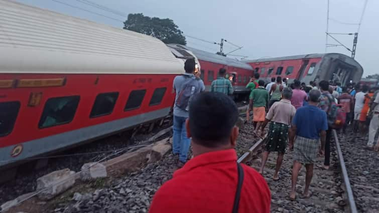 Jharkhand Train Accident Six Injured Several Coaches Howrah-CSMT Express Derail Railways Issue Helpline Numbers Jharkhand: 2 Killed, 20 Injured As 18 Coaches Of Howrah-CSMT Express Derail, Railways Issue Helpline Numbers