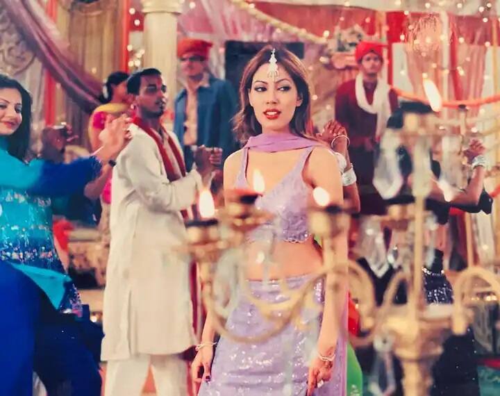 आपको बता दें कि मुनमुन से पहले शो में दिलीप जोशी भी थे. इस शो में दोनों ने साथ काम किया था. इस शो के बाद ही दिलीप ने मुनमुन को तारक मेहता का उल्टा चश्मा के लिए अप्रोच किया था।