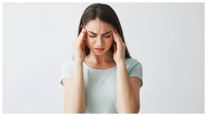 कैफीन का सेवन करें: कुछ लोगों के लिए कॉफ़ी, चाय या कोला पीने से सिरदर्द कम हो सकता है, लेकिन इसका ज्यादा सेवन न करें और सोने से पहले कैफीन न लें.