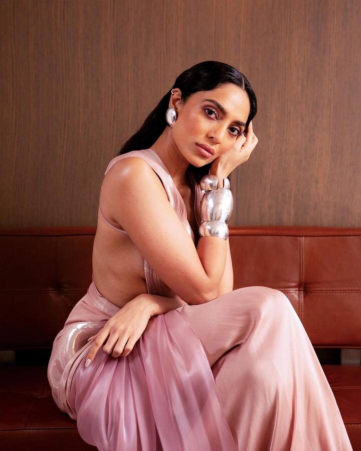 Indian Couture Week has always been a much-anticipated grand event, and this year, it has once again captivated fashion enthusiasts and netizens alike. Let's look at the 5 looks of Sobhita Dhulipala that truly deserve a walk on the ramp!