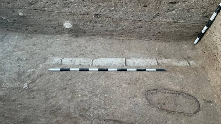 Keezhadi Excavation Discovery of drainage system with terracotta  cylindrical pipes keeladi excavation tnn | Keezhadi Excavation: கீழடி  அகழாய்வில் சுடுமண்ணால் ஆன உருளை வடிவ குழாய்கள் கொண்ட ...