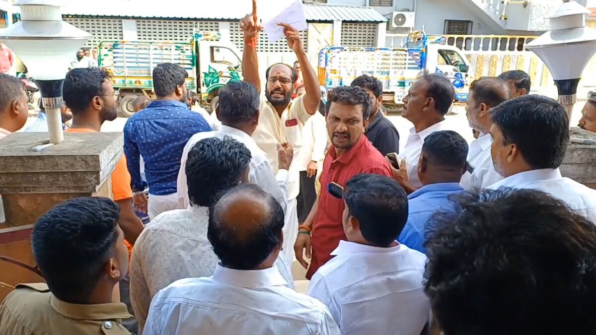 மயிலாடுதுறை : பேரூராட்சி தலைவரை முற்றுகையிட்ட அதிமுகவினர் : ஆட்டோவில் மீட்டுச்சென்ற கணவர்