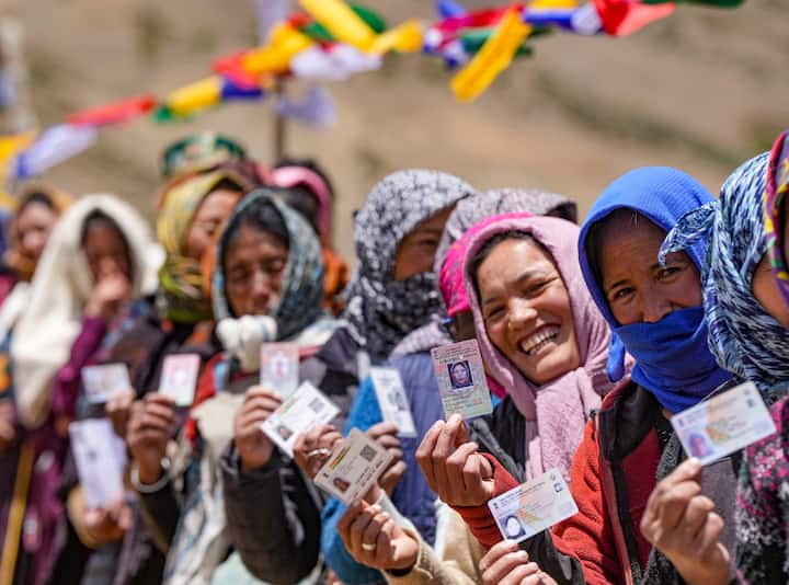 लोकसभा चुनाव 2024 में 538 निर्वाचन क्षेत्रों में डाले गए वोटों और गिने गए वोटों की संख्या में विसंगति है. यह बड़ा दावा एसोसिएशन फॉर डेमोक्रेटिक रिफॉर्म्स (एडीआर) की ओर से विश्लेषण के आधार पर किया गया है. हालांकि, इस मामले पर निर्वाचन आयोग की प्रतिक्रिया का इंतजार है.