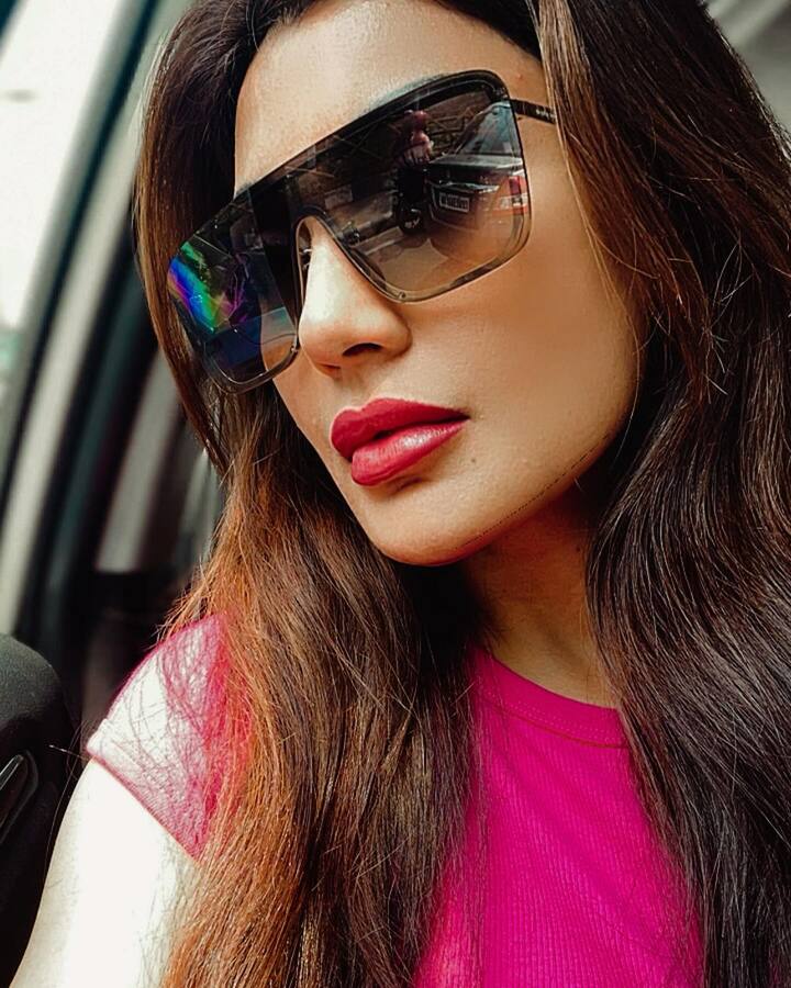 Another user mentioned a resemblance to actor and Bigg Boss 14 contestant Nikki Tamboli, saying,