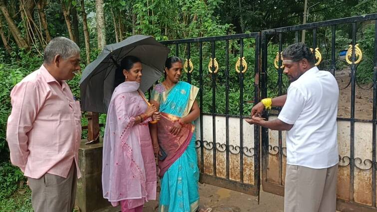Tenkasi government officials seal private waterfalls know full details குற்றாலத்தில் தனியார் அருவிக்கு பூட்டு போட்ட அதிகாரிகள்! ஏமாற்றத்துடன் திரும்பிய பயணிகள்!
