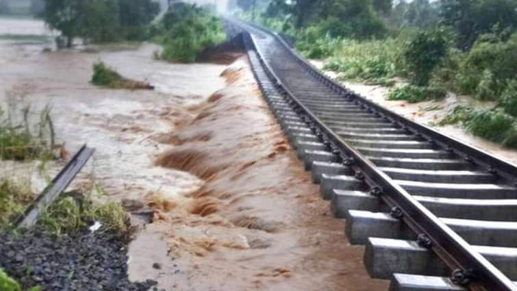 stationary watchman stopped train no 16526 between vallathol nagar wadakkanchery of trivandrum division Kerala Floods: కేరళ వరదలు: రైలు ఆపేసి వేల ప్రాణాలు కాపాడిన వాచ్⁬మెన్