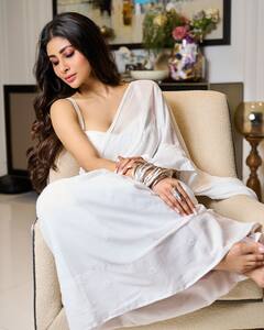 Mouni Roy : మౌనీరాయ్ చీరకడితే అందమే అసూయ పడుతుందట.. వైట్ శారీలో బ్యూటీఫుల్​గా ఉన్న హీరోయిన్​