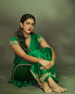 Niharika Konidela : కొణిదెల వారి అమ్మాయి సిగ్గుపడితే ఇంత అందంగా ఉంటుందా? గ్రీన్ డ్రెస్​లో నిహారికని చూశారా?