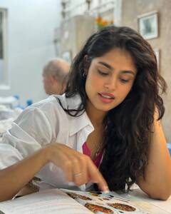 Faria Abdullah: రెస్టారెంట్‌లో ఫరియా సందడి - వైట్‌ షర్టులో లో దుస్తులు కనిపించేలా గ్లామర్‌ ట్రీట్‌ ఇచ్చిన చిట్టి