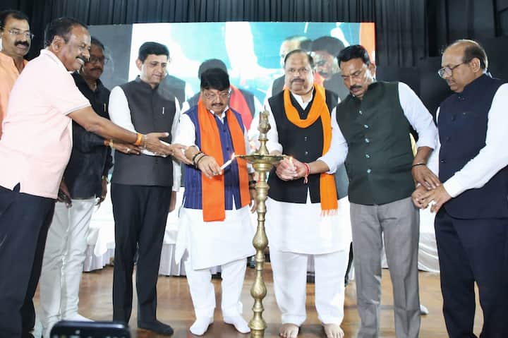 मध्य प्रदेश का इंदौर नगर निगम अपनी सेवाओं को बेहतर बनाने के लिए लगातार काम कर रहा है. ऐसा ही कुछ प्रयास इंदौर के पोर्टल को भी बेहतर बनाने के लिए किया गया. इंदौर में बीते दिनों 'हैक इंदौर' नामक हैकथॉन का आयोजन किया गया था. इंदौर नगर निगम द्वारा आयोजित इस प्रतियोगिता में पूरे देश से करीब 80 टीमों ने हिस्सेदारी की थी, जिसमें 400 से ज्यादा प्रतिभागी शामिल हुए थे.