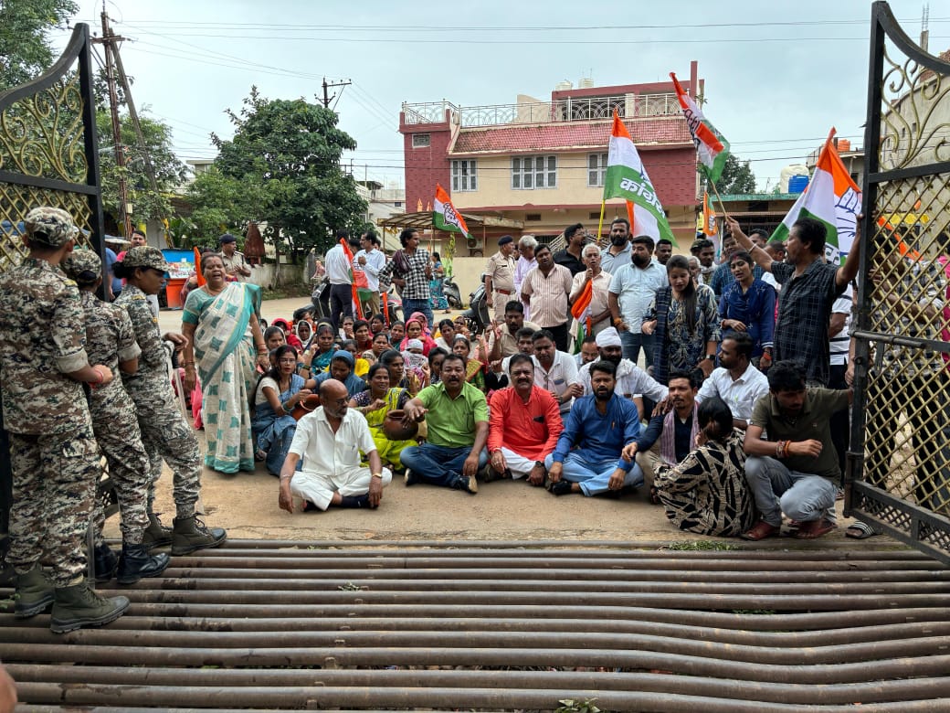 पेयजल की समस्या पर लोगों का भड़का गुस्सा, निगम दफ्तर का घेराव, कांग्रेस ने भी दिया समर्थन