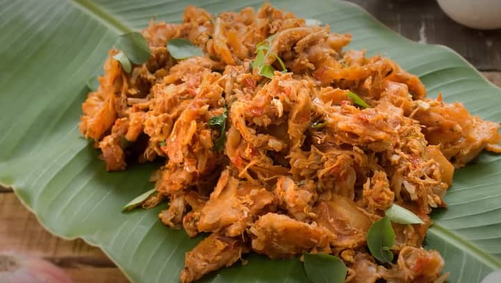 தேவையான பொருட்கள்: உதிர்த்த சிக்கன் துண்டுகள், கோழி கிரேவி, உதிர்த்த பரோட்டா, எண்ணெய் - 2 மேசைக்கரண்டி, வெங்காயம் - 2 , பூண்டு - 5 , பச்சை மிளகாய் - 2 , கறிவேப்பிலை, கொத்துமல்லி இலை, தக்காளி - 2 , உப்பு, மிளகாய் தூள் - 1 தேக்கரண்டி, மிளகு - 1/2 தேக்கரண்டி, முட்டை - 2