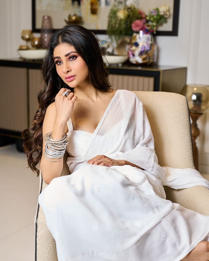 బాలీవుడ్ హాట్ బ్యూటీలలో మౌనీ రాయ్ ఒకరు. ఈ భామ తాజాగా తెల్లని చీరలో చాలా హాట్​గా కనిపించింది.(Images Source : Instagram/Mouni Roy)