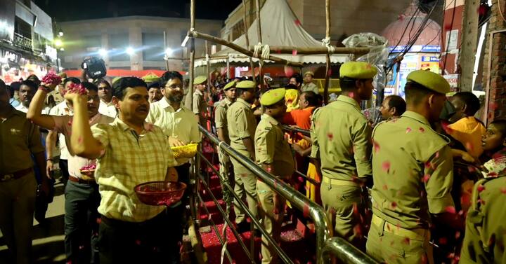 आम दर्शनार्थी के साथ साथ बड़ी संख्या में कांवड़ यात्री भी बाबा के दरबार में पहुंचे. श्रद्धालुओं के हाथ में भगवान विश्वनाथ को चढ़ाए जाने वाला जल, दूध, धतूरा, भोग और अन्य पूजन सामग्री भी देखी गई.
