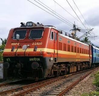 ਤੁਹਾਨੂੰ ਦੱਸ ਦੇਈਏ ਕਿ RRB ਨੇ ਜੂਨੀਅਰ ਇੰਜੀਨੀਅਰ ਦੇ ਅਹੁਦਿਆਂ 'ਤੇ ਭਰਤੀ ਲਈ ਅਰਜ਼ੀ ਪ੍ਰਕਿਰਿਆ ਸ਼ੁਰੂ ਕਰ ਦਿੱਤੀ ਹੈ। ਦਿਲਚਸਪੀ ਰੱਖਣ ਵਾਲੇ ਅਤੇ ਯੋਗ ਉਮੀਦਵਾਰ ਰੇਲਵੇ ਭਰਤੀ ਬੋਰਡ ਦੀ ਵੈੱਬਸਾਈਟ rrbapply.gov.in 'ਤੇ ਜਾ ਕੇ ਆਨਲਾਈਨ ਅਰਜ਼ੀ ਦੇ ਸਕਦੇ ਹਨ।