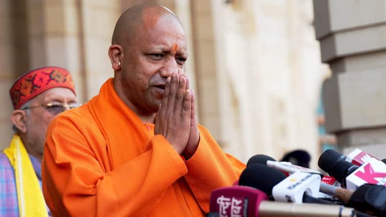 samajwadi party MLA Abhay singh attended CM Yogi adityanath meeting in ayodhya UP Politics: CM योगी की बैठक में शामिल हुए सपा विधायक, अखिलेश यादव पर उठा चुके हैं सवाल