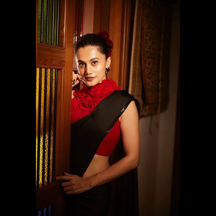 तापसी पन्नूने तिच्या इंस्टाग्रामवर काही फोटो शेअर केले आहेत. फोटोंमध्ये अभिनेत्री काळ्या रंगाच्या शिफॉन साडीमध्ये दिसत आहे.