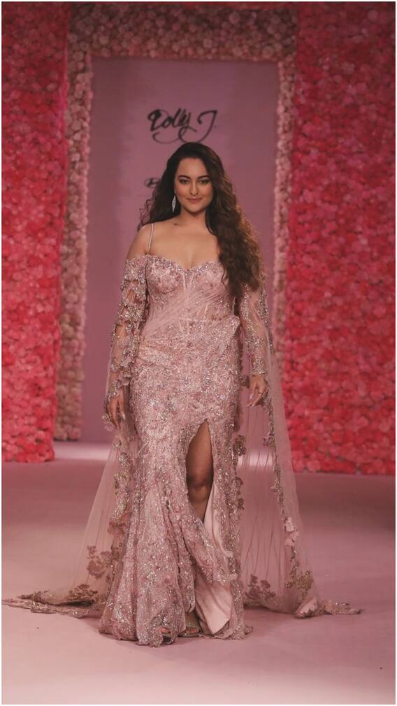 'ఇండియా కోచర్ వీక్' ర్యాంప్‌పై సోనాక్షి మెరుపులు - లేత గులాబీ రంగు డ్రెస్ మతిపోగోడుతున్న భామ