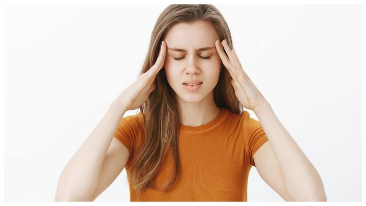 हीटिंग पैड या आइस पैक का इस्तेमाल करें: अपने सिर या गर्दन पर बर्फ या गर्मी लगाने से दर्द कम हो सकता है. जो भी आपको राहत दे, वह करें.