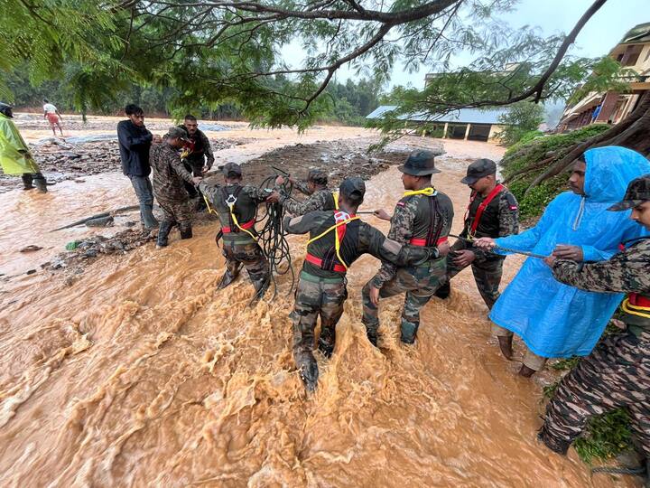 ఎన్డీఆర్ఎఫ్, ఇతర రెస్క్యూ సిబ్బంది ప్రాణాలకు తెగించి పౌరులను రక్షిస్తున్నారు.