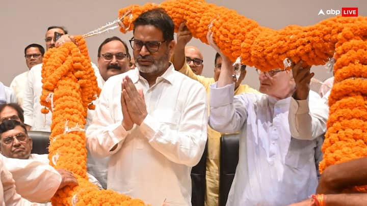 Prashant Kishor: बिहार से नाता रखने वाले पीके जाने-माने राजनीतिक रणनीतिकार रहे हैं. उन्होंने कई बड़े नेताओं (प्रधानमंत्री नरेंद्र मोदी भी शामिल) को सेवाएं देने के बाद सक्रिय राजनीति का रुख किया है.