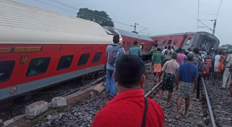 Train Derailed in Jharkhand Chakradharpur Howrah CSMT Express 12810 Jharkhand Train Accident: हावड़ा-मुंबई एक्सप्रेस ट्रेन हादसे में दो की मौत, सीएम हेमंत सोरेन ने DC को दिए ये आदेश