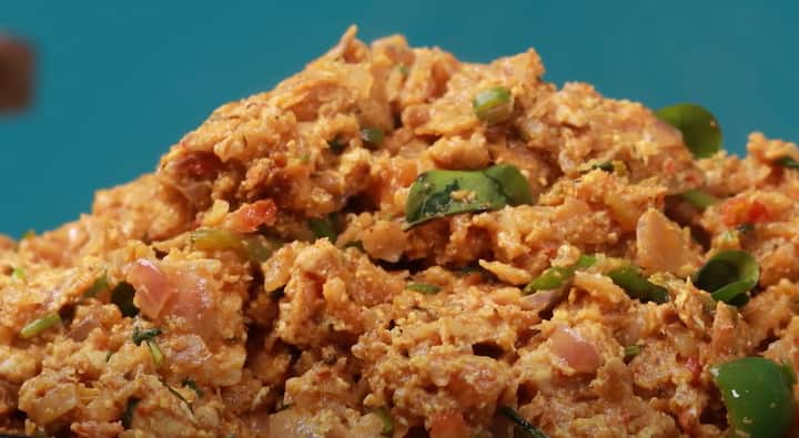 செய்முறை: ஒரு கடாயில் எண்ணெய், வெங்காயம்,பூண்டு, பச்சை மிளகாய், கறிவேப்பிலை சேர்த்து பொன்னிறமாக வதக்கவும்.