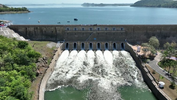 Mettur Dam water flow has drastically reduced - falling to 62,870 cubic feet per second. Mettur Dam: அதிரடியாக குறைந்த மேட்டூர் அணையின் நீர்வரத்து - வினாடிக்கு 62,870 கன அடியாக சரிந்தது.