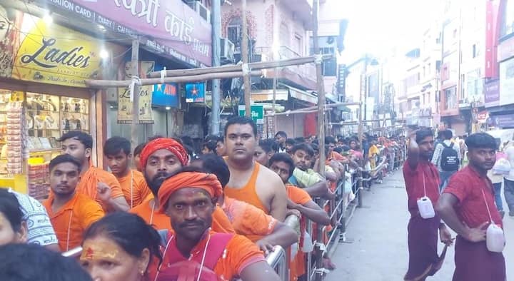 इस अवसर पर काशी के मंडलायुक्त और काशी विश्वनाथ मंदिर के मुख्य कार्यपालक अधिकारी की तरफ से मंदिर में आए हुए दर्शनार्थियों का स्वागत किया गया.