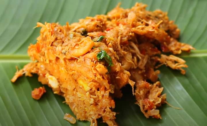 அடுத்தது இரண்டு முட்டையை உடைத்து ஊற்றி மசாலாவோடு வதக்கவும்.