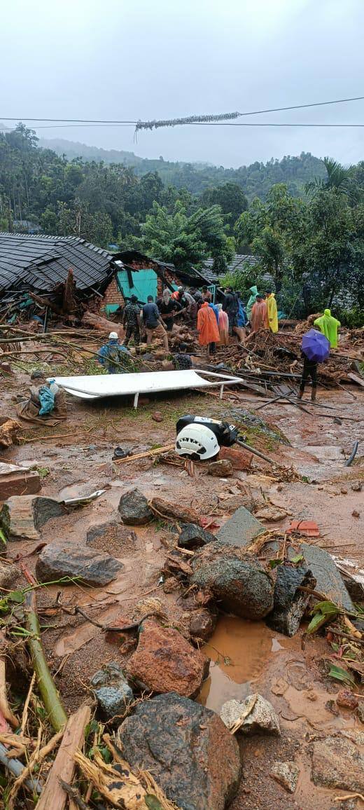 2018లో వచ్చిన భయంకరమైన వరదల తర్వాత ఈ స్థాయిలో కొండ చరియలు కూలిపోవడం ఇదే మొదటిసారి. 2018 వరదల్లో కేరళ వ్యాప్తంగా 400 మంది ప్రాణాలు కోల్పోయిన సంగతి తెలిసిందే.
