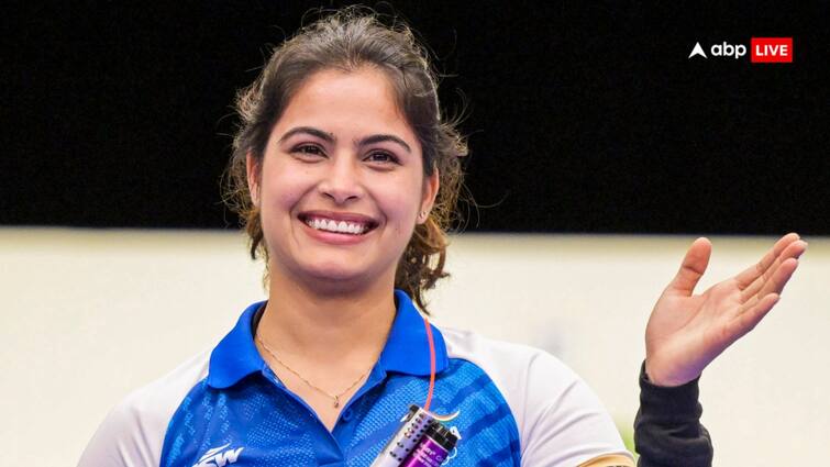 Manu Bhaker Wins Second Bronze Medal Paris Olympics 2024 family Celebration in Jhajjar Manu Bhaker: डांस, गुलाल, मिठाई...ओलंपिक पदक विजेता मनु भाकर के घर और गांव में जश्न ही जश्न