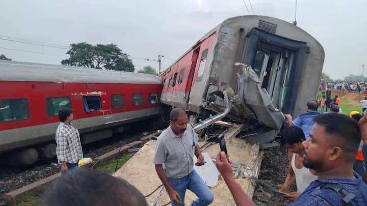 People stand around a derailed train coach in Jharkhand. The accident occurred at 3.45 am near Barabamboo, around 80 km from Jamshedpur. (Image Source: Special Arrangement)