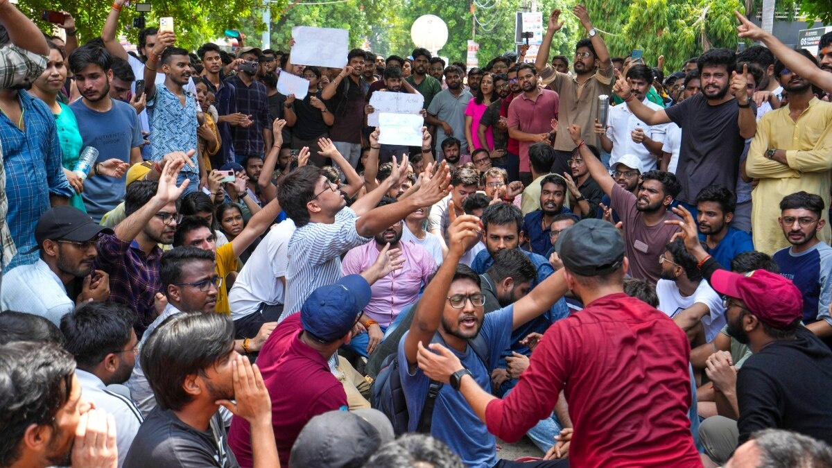 राव कोचिंग सेंटर के बाहर भूख हड़ताल पर बैठे छात्र, कहा- ‘जब तक हमारी…’, कर दी बड़ी मांग