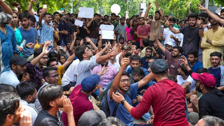 Old Rajendra Nagar Accident Students start indefinite hunger strike in Delhi राव कोचिंग सेंटर के बाहर भूख हड़ताल पर बैठे छात्र, कहा- 'जब तक हमारी...', कर दी बड़ी मांग