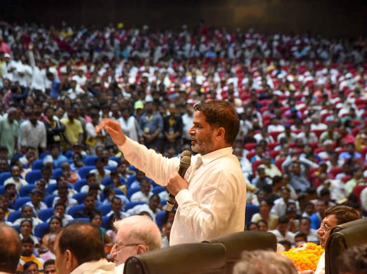बिहार विधानसभा चुनाव में ताल ठोंकने वाली जन सुराज की राज्य स्तरीय कार्यशाला में प्रशांत किशोर ने यह भी बता दिया कि पार्टी का नेता कौन होगा. वह बोले कि ये भी लोग तय करेंगे.