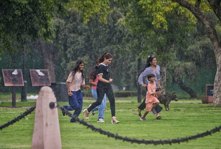 आईएमडी के अनुसार दिल्ली में सोमवार को अधिकतम तापमान 38.1 डिग्री सेल्सियस के आस-पास दर्ज किया गया जो सामान्य से तीन डिग्री ज्यादा था.