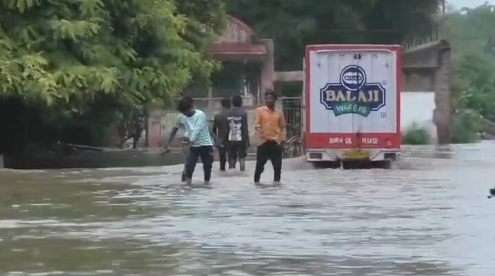 વાહન ચાલકોને ભારે હાલાકી સહન કરવી પડી રહી છે. સ્થાનિક રહીશો પણ ઘૂંટણસમા પાણીમાં  રસ્તો પસાર કરવા મજબુર બન્યા છે.