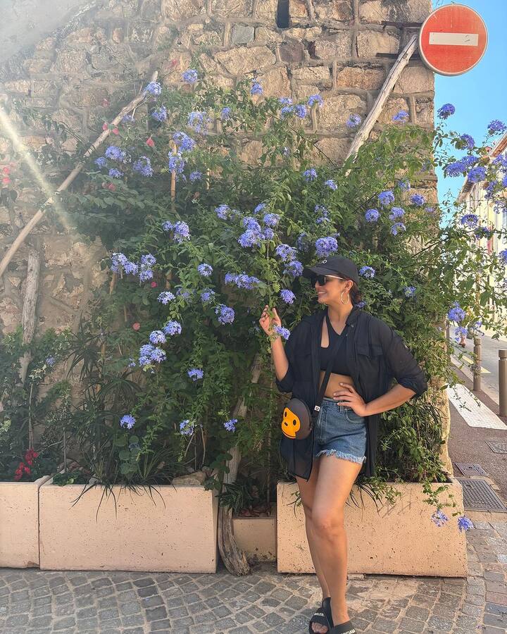 Huma captioned the post as: