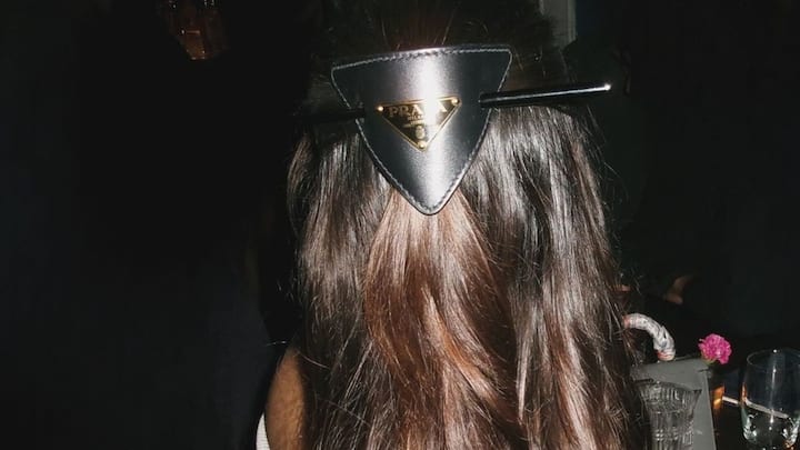 প্রথম ছবিতেই অভিনয় ক্ষমতা নিয়ে প্রশ্নের মুখে পড়েছেন। কিন্তু বলিউডের 'বাদশা' শাহরুখ খানের কন্যা তিনি। তাই সাজগোজ বরাবরই ধোপদুরস্ত সুহানা খানের।