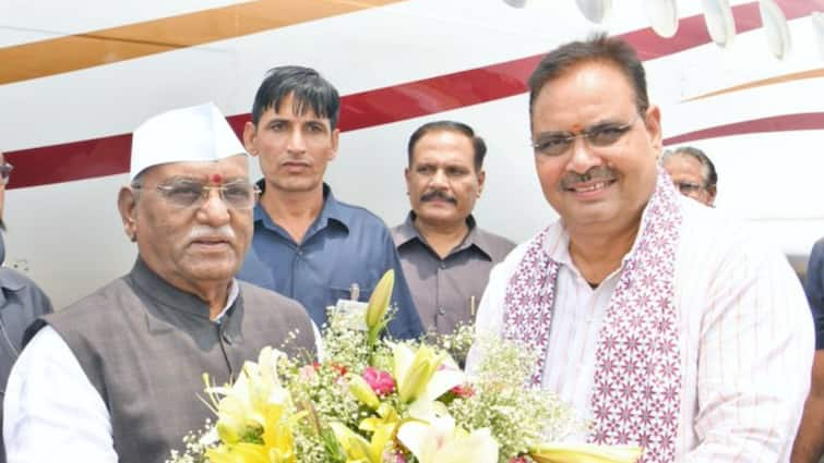 Rajasthan news Governor Haribhau Bagade reach Jaipur Bhajanlal Sharma welcome ANN जयपुर पहुंचे राजस्थान के मनोनित राज्यपाल हरिभाऊ किसनराव बागडे, सीएम भजनलाल शर्मा ने किया स्वागत