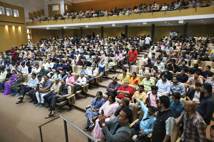 नगर निगम में आज कंप्लेंट रजिस्टर करना अपने आप में बहुत बड़ी प्रॉब्लम है तो उसके लिए हमने AI कॉल सेंटर बनाया है. निगम के वर्कशॉप के मैनेजर को वर्क ट्रैक करना एम्पलाइज ट्रैक करना मुश्किल है इस पर भी काम किया गया.