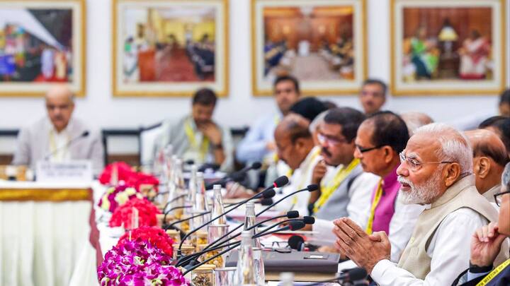 नीति आयोग के दृष्टिकोण पत्र विजन फॉर विकसित भारत आठ 2047 मे ये कहा गया है कि हाल ही में आए बजट को देखें तो विकसित राष्ट्र के लक्ष्य को पूरा करने के लिए महिलाओं को लेकर बड़े ऐलान किए गए हैं. कई ऐसी स्टडीज है, जिसमें यह दावा किया जाता है कि वर्किंग महिलाओं की आबादी बढ़ाई गई तो भारत की विकास दर में डेढ़ प्रतिशत बढ़ोतरी होगी. महिलाओं के लिए लाया गया बजट देश को विकसित राष्ट्र की ओर पहुंचने में मददगार होगा.